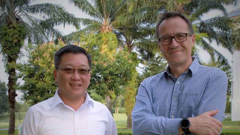 Douglas Loh of Data Exchange and Ranulf Scarbrough of Avaroa Cables Ltd at the contract signing
